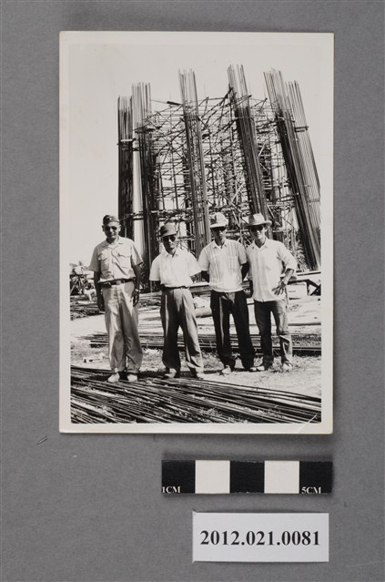 4名男子於基地工程地內合照 (共2張)