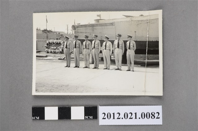 7位海軍軍官於船艦前合照 (共2張)
