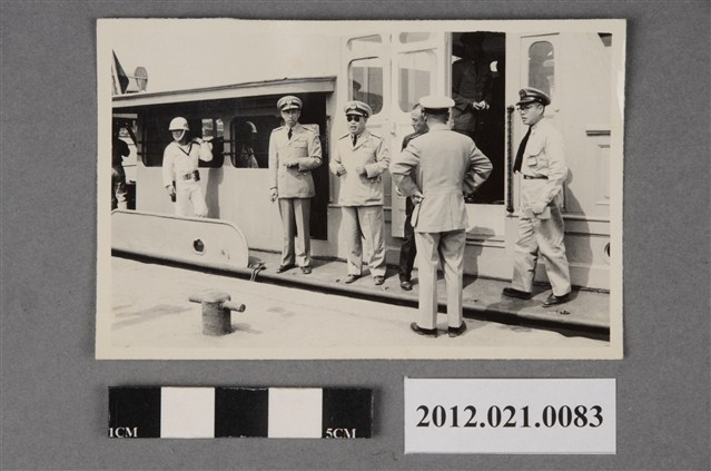 6名軍官進入船艦 (共2張)