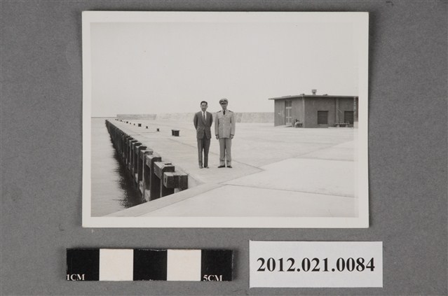 2名男子於碼頭堤岸上合照 (共2張)