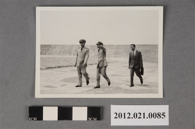 3人視察 (共2張)