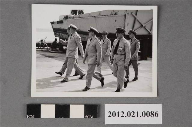 6名軍官在碼頭視察 (共2張)