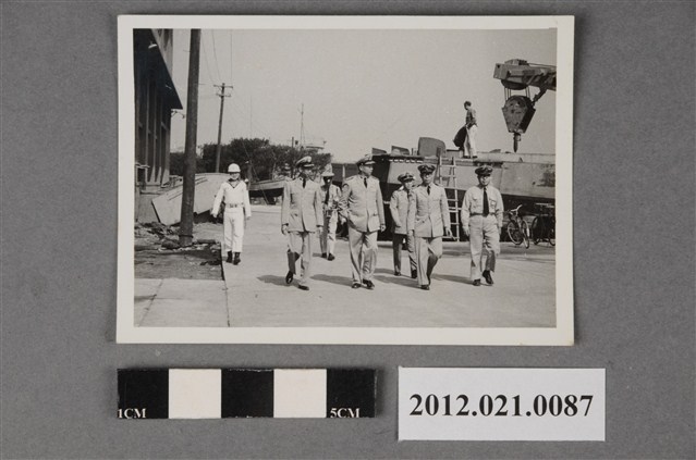 六名軍官在碼頭上視察照 (共2張)