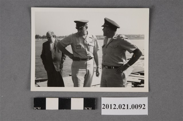 2名美軍與軍方人員討論 (共2張)