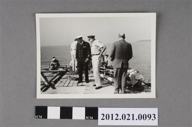 美軍人員於碼頭視察 (共2張)