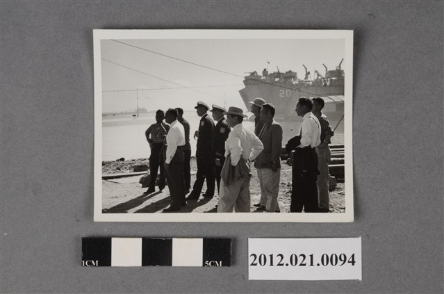 軍方人員於碼頭旁視察 (共2張)