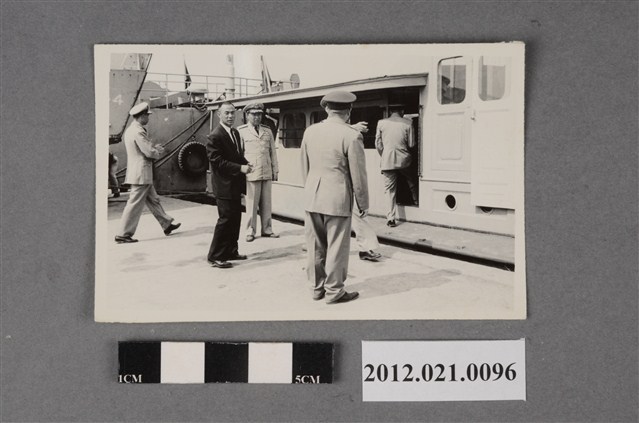 軍方人員進入船艦 (共2張)