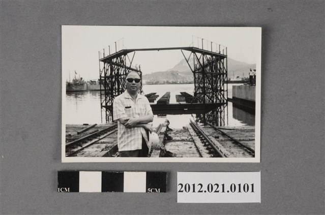 1名男子於碼頭旁獨照 (共2張)