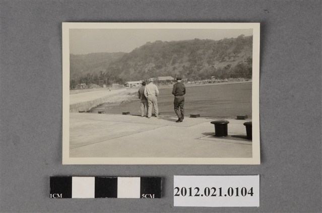 3名男子於碼頭堤岸上視察 (共2張)