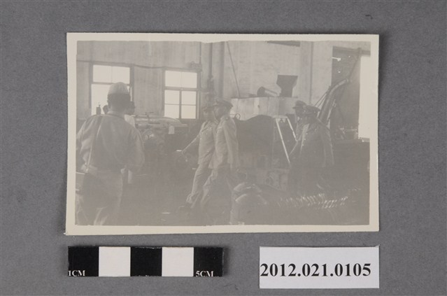 五名軍官視察環境 (共2張)