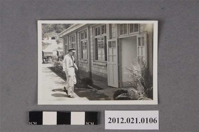 2位軍官準備步入營舍 (共2張)