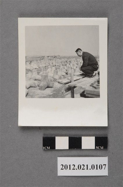 1名男子蹲於岸邊消波塊旁 (共2張)