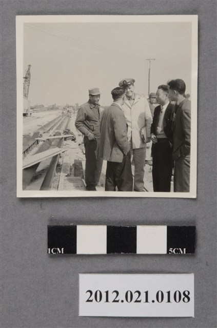 美國軍方人員與臺灣軍方人員視察討論 (共2張)