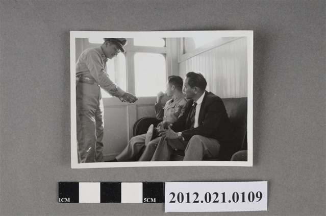 1名軍官遞菸給2名軍方人員 (共2張)