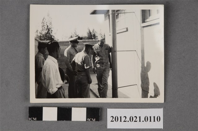 美國軍方人員由臺灣軍方人員陪同視察 (共2張)