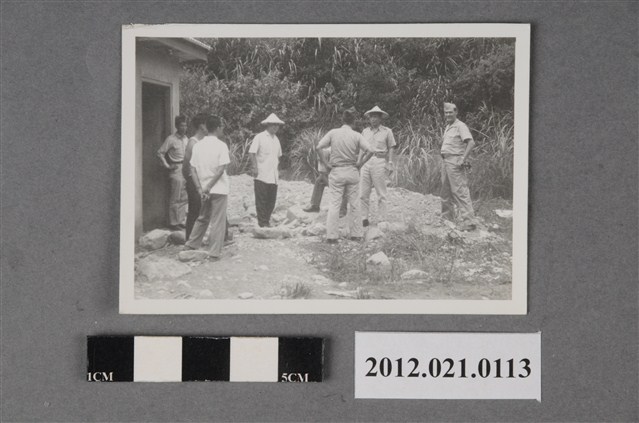 8名男子於沙地上討論 (共2張)