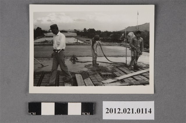 4名男子在基地工程施工 (共2張)