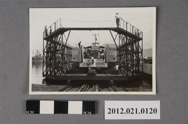 海軍登陸艇編號LCU-288 (共2張)