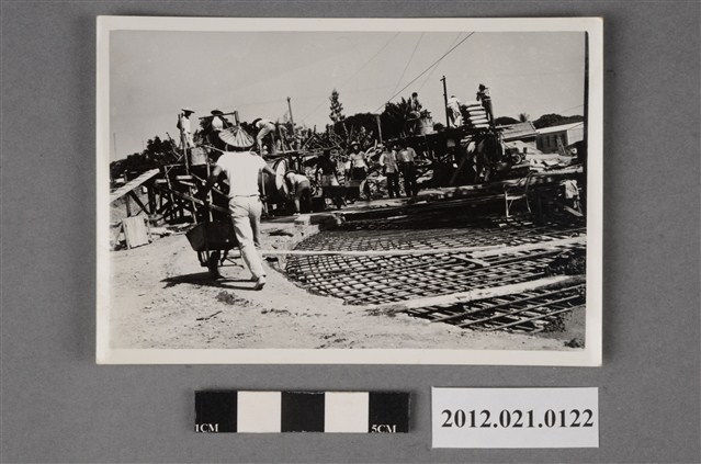 基地內工程推獨輪推車背影 (共2張)