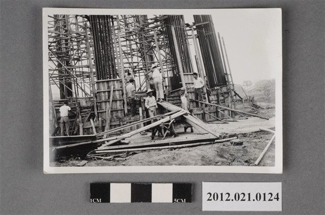 基地內工程建物下8名工人 (共2張)