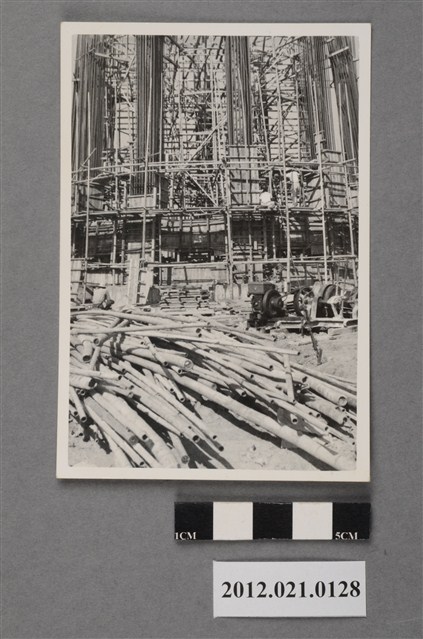 基地內散落中空圓柱工程 (共2張)