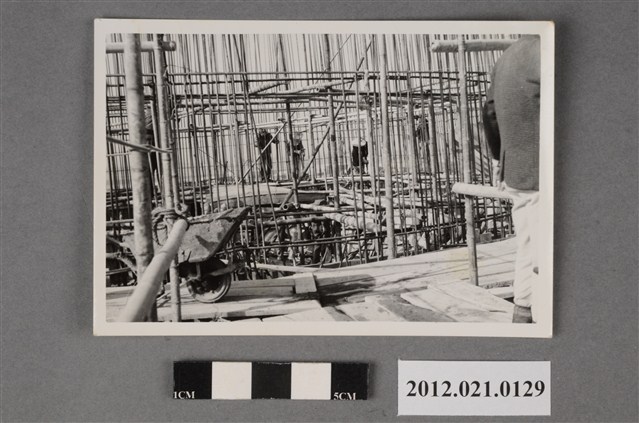 基地內工程工人與鷹架 (共2張)