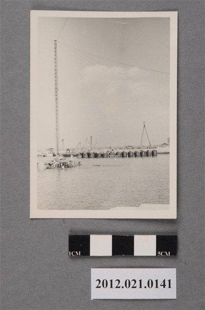 海軍基地碼頭船隻三角吊掛機具 (共2張)