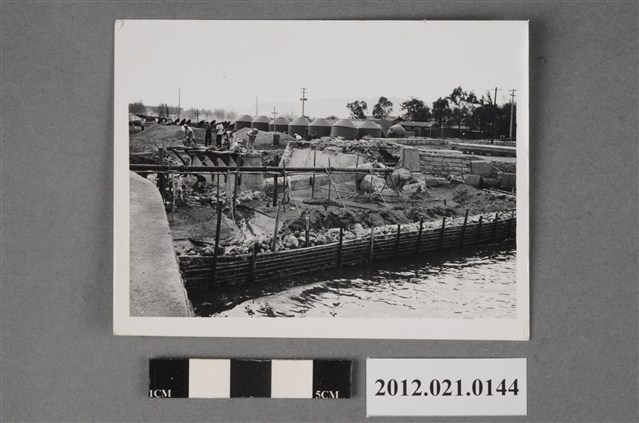 基地水壩邊工人施工工程 (共2張)