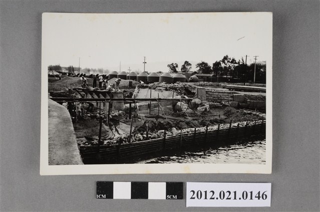 基地水壩邊工人施工工程 (共2張)