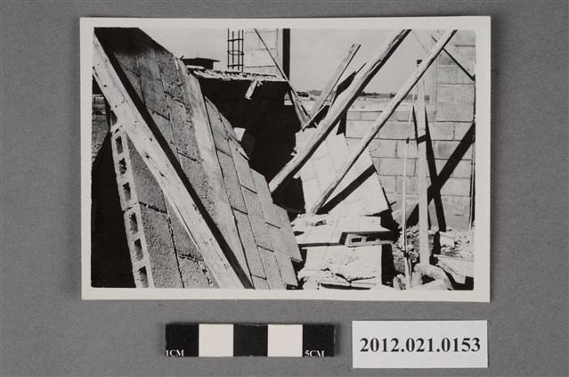 基地內工程散落牆面及木架 (共2張)