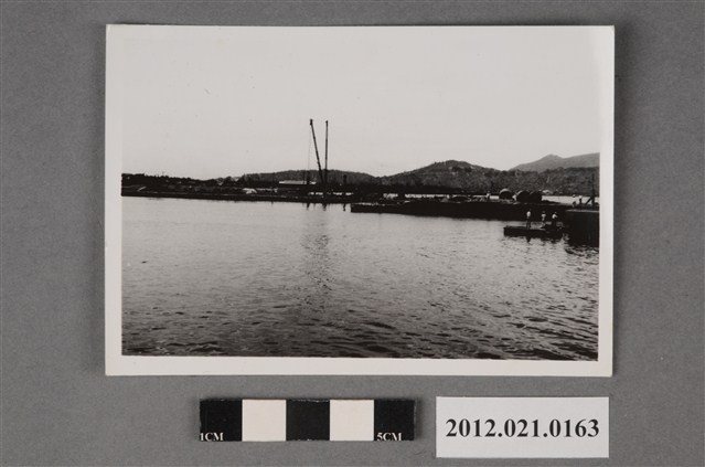 海軍基地碼頭海面遠山 (共2張)