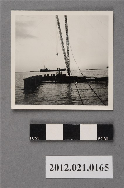 從海軍基地碼頭望見海上吊鉤 (共2張)