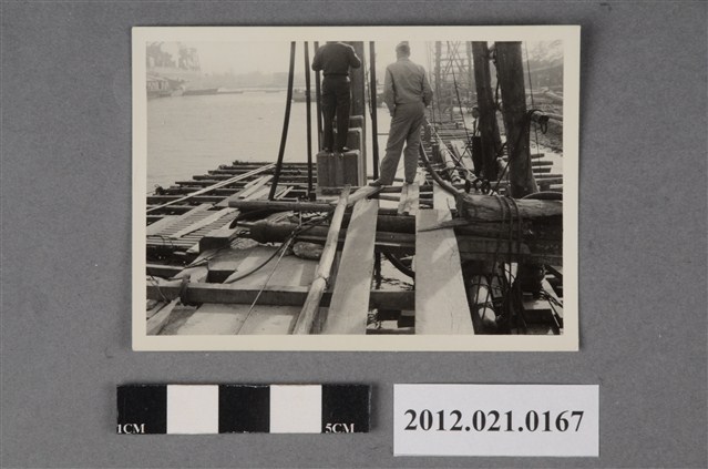 基地內工程2人背影 (共2張)