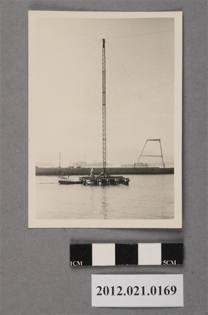 海軍碼頭海面上固定繩索直立高柱 (共2張)