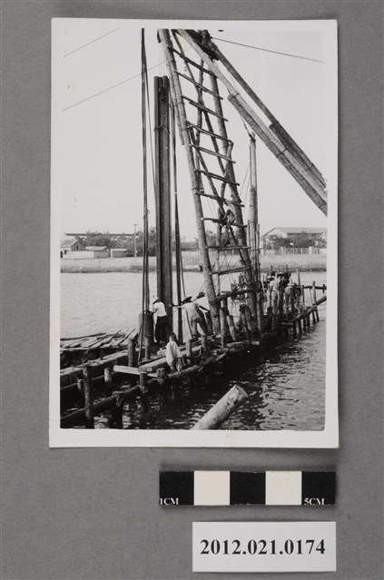 基地水面工程工人施工 (共2張)