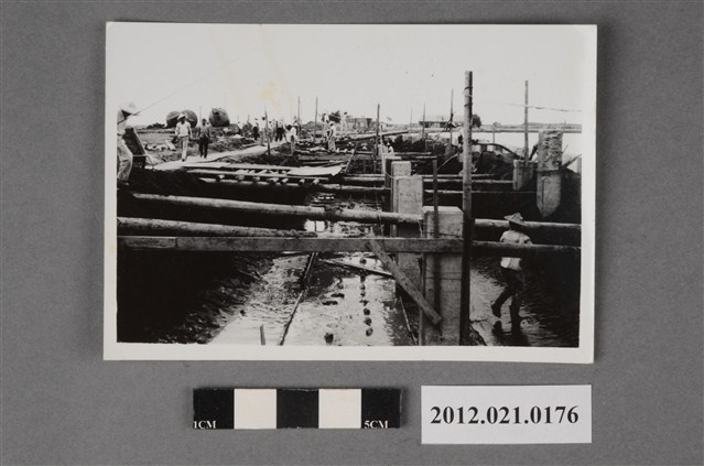 基地內架長條柱狀物工人工程 (共2張)