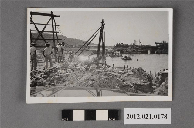 基地內工程海邊砂土堆工人 (共2張)