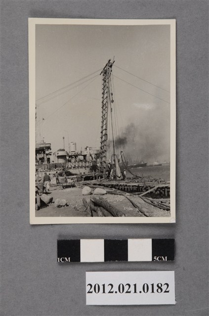 基地海邊大型吊掛梯子狀建物工程 (共2張)