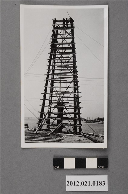 基地內海邊木條塔狀建物工程 (共2張)