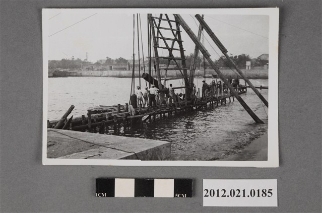 基地水面工程工人施工 (共2張)