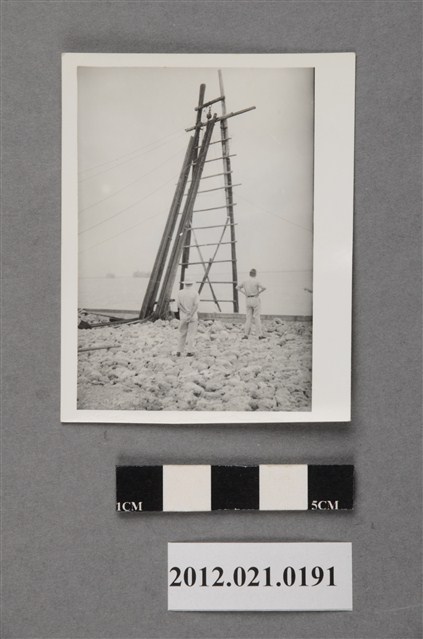 2人立於碼頭堤岸旁石頭地上 (共2張)