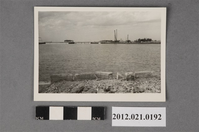 海軍基地碼頭海邊碎石塊 (共2張)