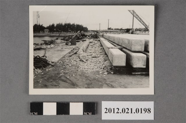 基地內工程正方體柱狀物 (共2張)