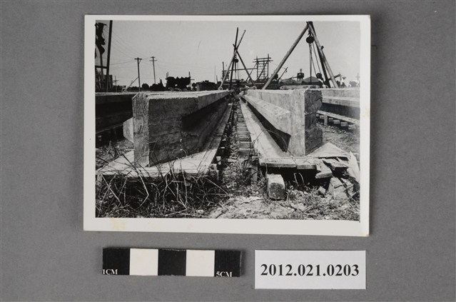 基地內工程水泥大型長條建物 (共2張)