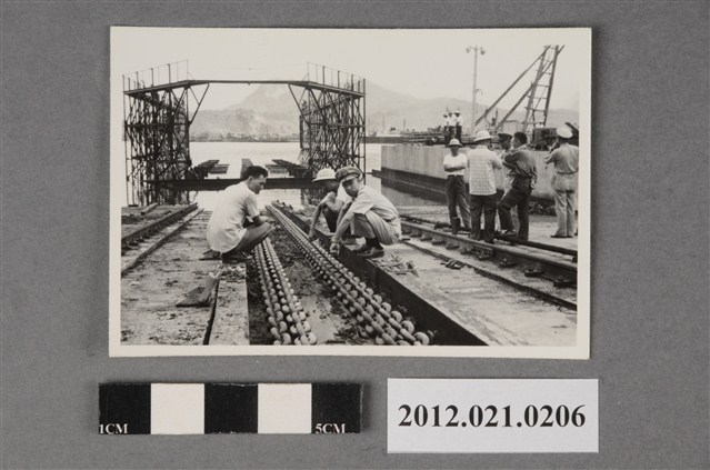 基地工程軌道上3人蹲姿 (共2張)