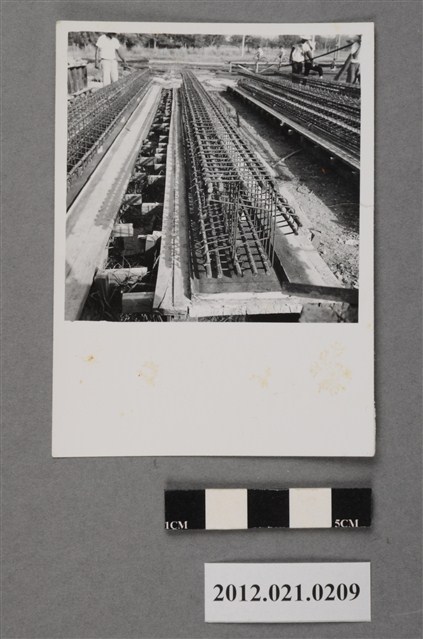 基地內工程組合鋼條工人施工 (共2張)