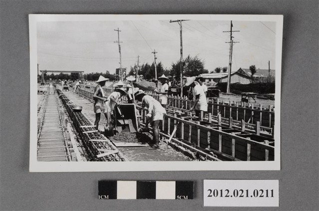 基地內短褲斗笠工人工作 (共2張)