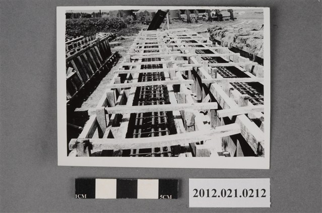 基地內工程橫放木條 (共2張)