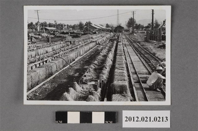 基地內工程曝曬網格工人 (共2張)