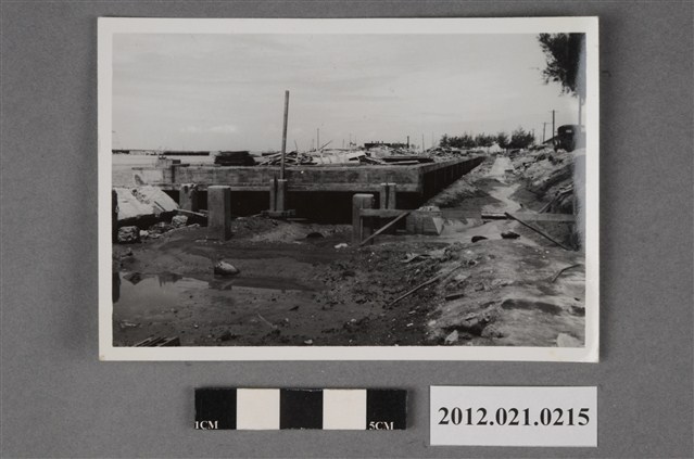 基地內工程廢棄木板 (共2張)